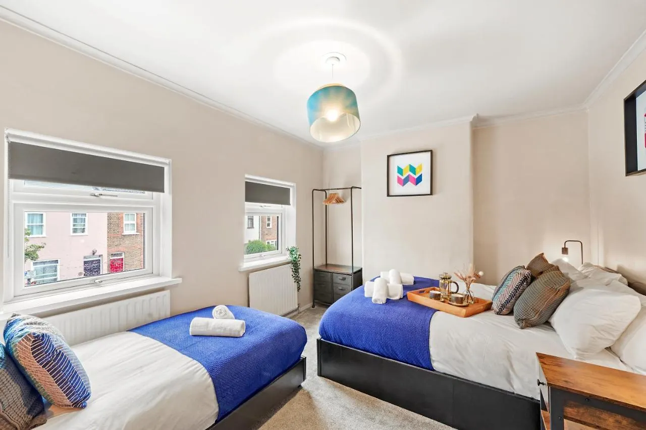 شقة Crossrail Cottage - Large 2 Bedrooms - Sleeps 7 - Perfect For Groups - Private Garden - Wifi - Close To Elizabeth Line For Easy Access To Heathrow And Central London غرينفورد المملكة المتحدة