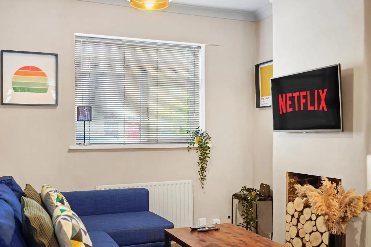 Crossrail Cottage - Large 2 Bedrooms - Sleeps 7 - Perfect For Groups - Private Garden - Wifi - Close To Elizabeth Line For Easy Access To Heathrow And Central London غرينفورد