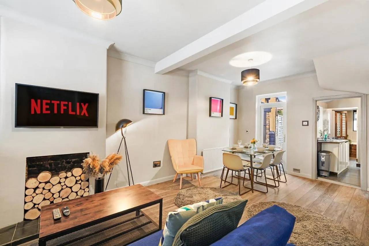 Crossrail Cottage - Large 2 Bedrooms - Sleeps 7 - Perfect For Groups - Private Garden - Wifi - Close To Elizabeth Line For Easy Access To Heathrow And Central London غرينفورد