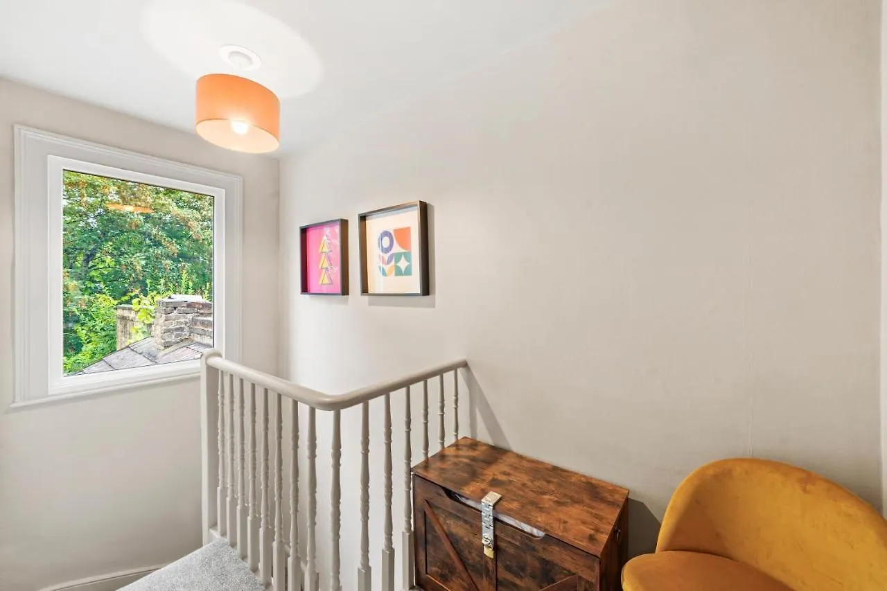 Crossrail Cottage - Large 2 Bedrooms - Sleeps 7 - Perfect For Groups - Private Garden - Wifi - Close To Elizabeth Line For Easy Access To Heathrow And Central London غرينفورد 0*,