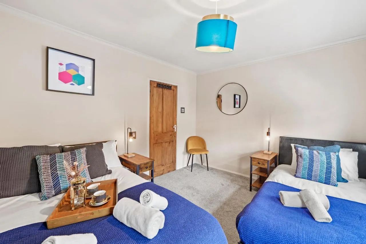 Crossrail Cottage - Large 2 Bedrooms - Sleeps 7 - Perfect For Groups - Private Garden - Wifi - Close To Elizabeth Line For Easy Access To Heathrow And Central London غرينفورد المملكة المتحدة