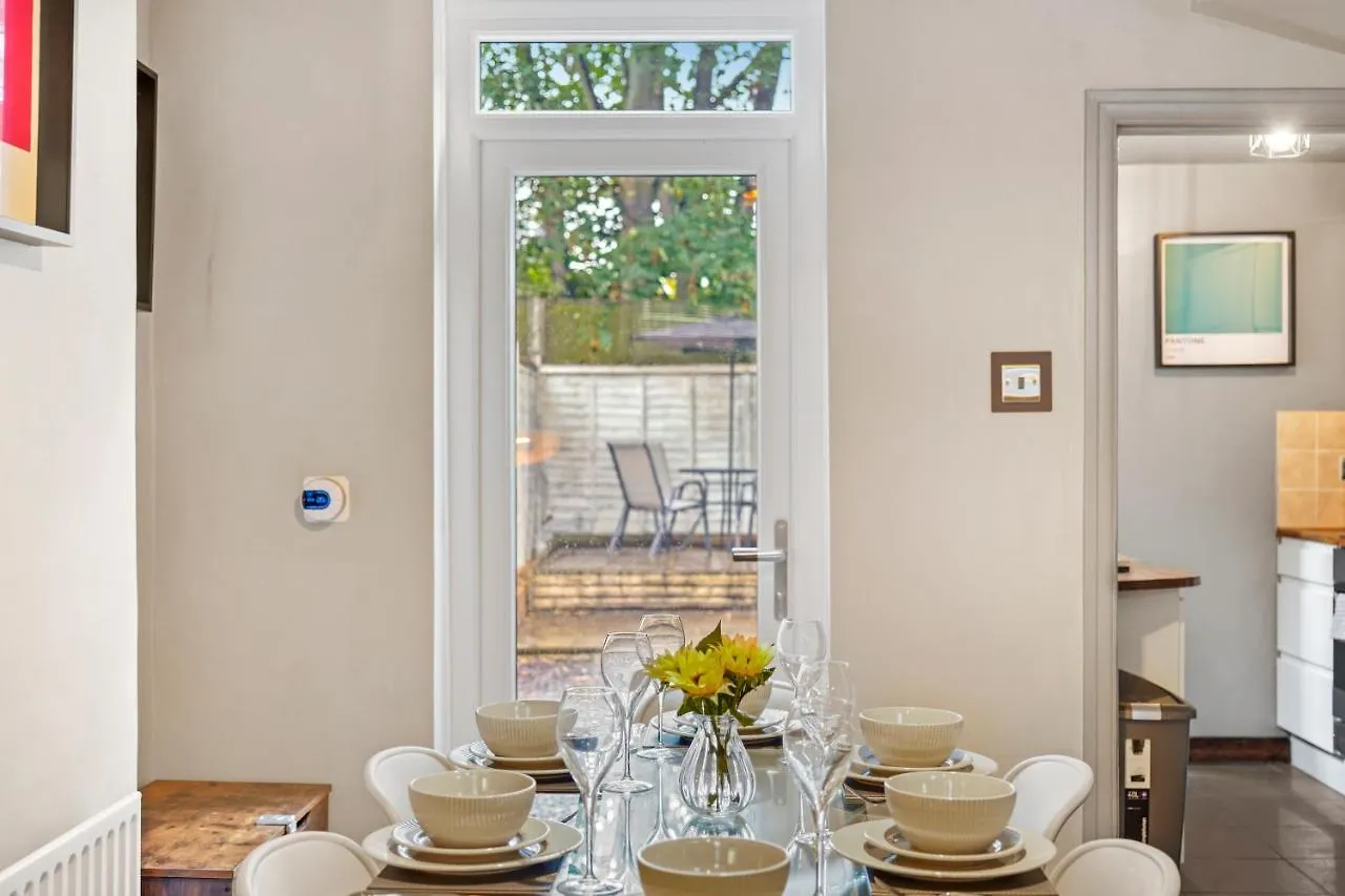 شقة Crossrail Cottage - Large 2 Bedrooms - Sleeps 7 - Perfect For Groups - Private Garden - Wifi - Close To Elizabeth Line For Easy Access To Heathrow And Central London غرينفورد