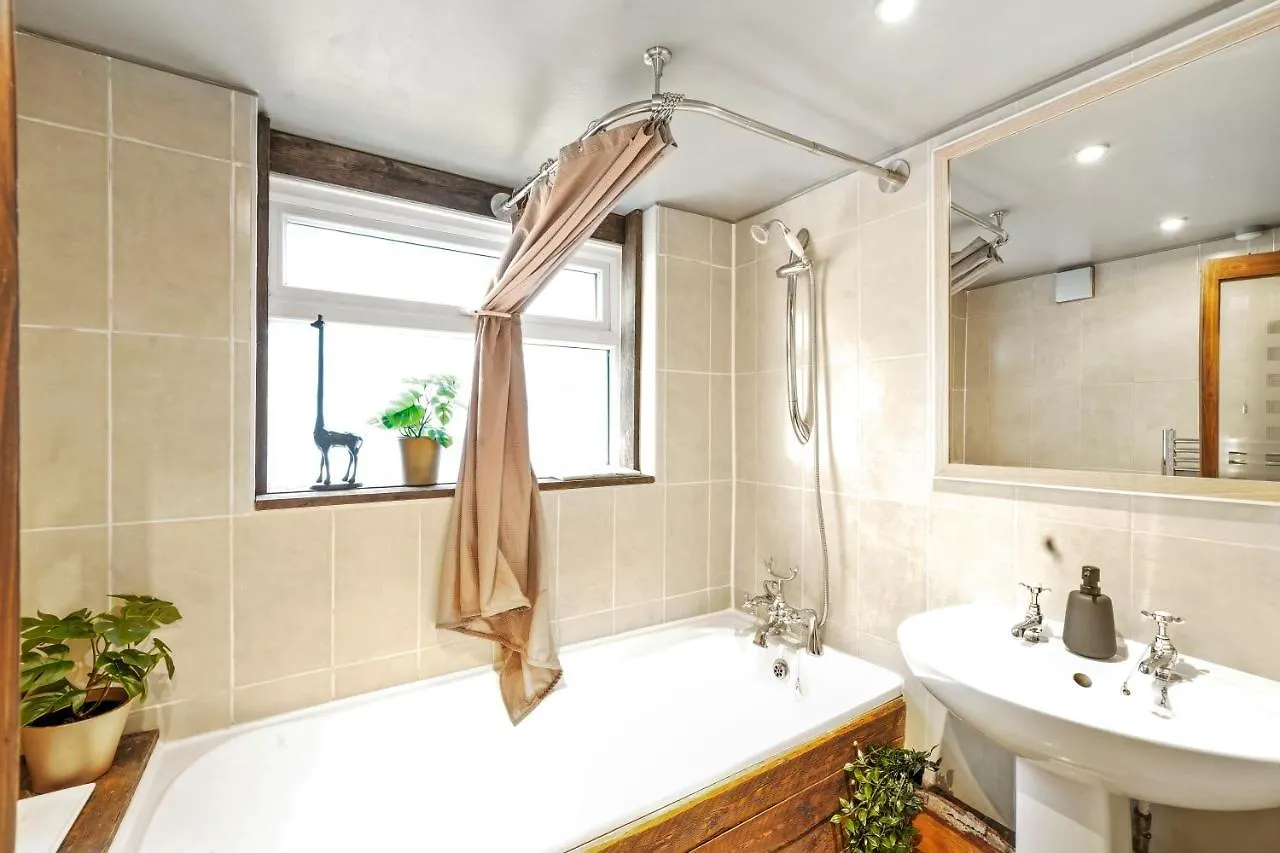Crossrail Cottage - Large 2 Bedrooms - Sleeps 7 - Perfect For Groups - Private Garden - Wifi - Close To Elizabeth Line For Easy Access To Heathrow And Central London Greenford