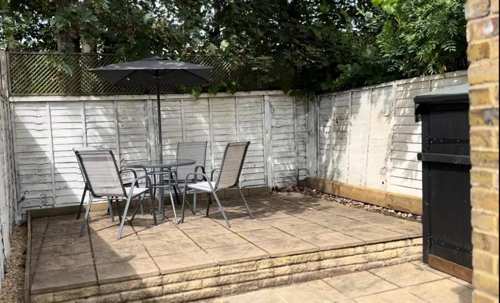 Apartment Crossrail Cottage - Large 2 Bedrooms - Sleeps 7 - Perfect For Groups - Private Garden - Wifi - Close To Elizabeth Line For Easy Access To Heathrow And Central London Greenford  United Kingdom