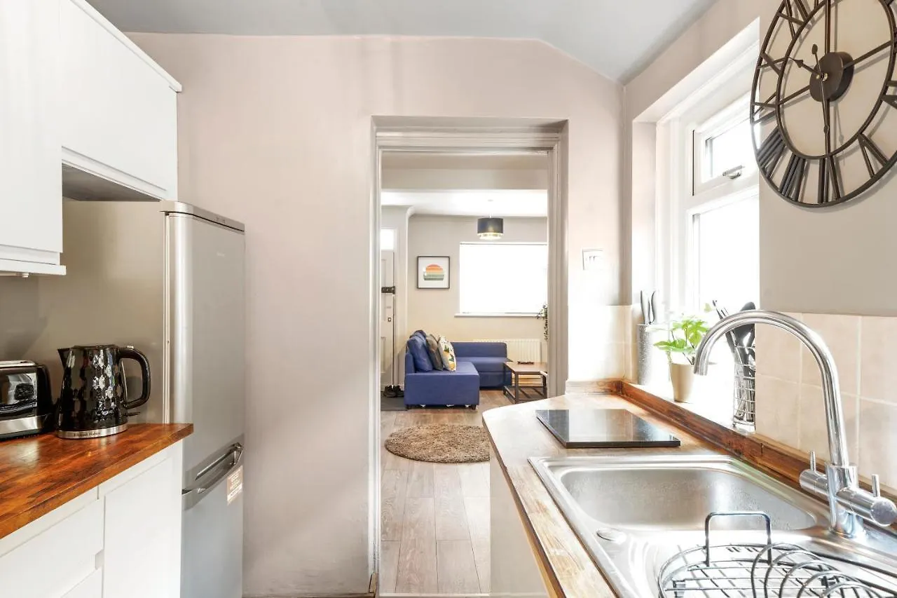 Crossrail Cottage - Large 2 Bedrooms - Sleeps 7 - Perfect For Groups - Private Garden - Wifi - Close To Elizabeth Line For Easy Access To Heathrow And Central London Greenford  Greenford (Greater London)