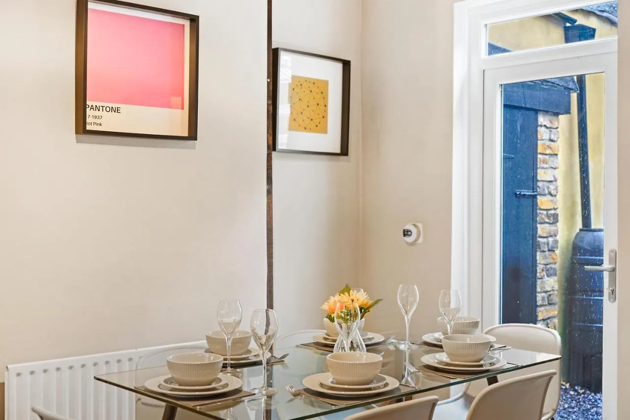 Apartment Crossrail Cottage - Large 2 Bedrooms - Sleeps 7 - Perfect For Groups - Private Garden - Wifi - Close To Elizabeth Line For Easy Access To Heathrow And Central London Greenford