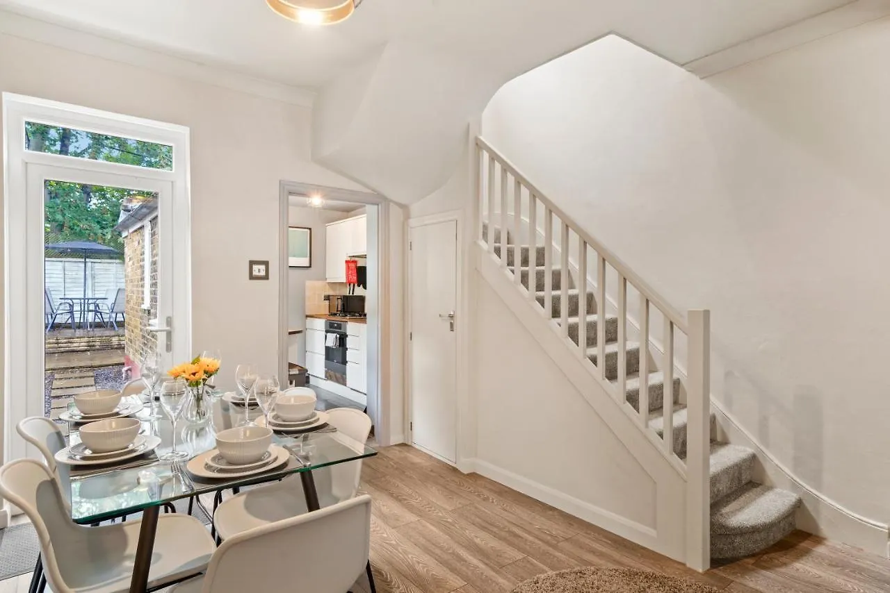Crossrail Cottage - Large 2 Bedrooms - Sleeps 7 - Perfect For Groups - Private Garden - Wifi - Close To Elizabeth Line For Easy Access To Heathrow And Central London Greenford  0*, Greenford (Greater London)