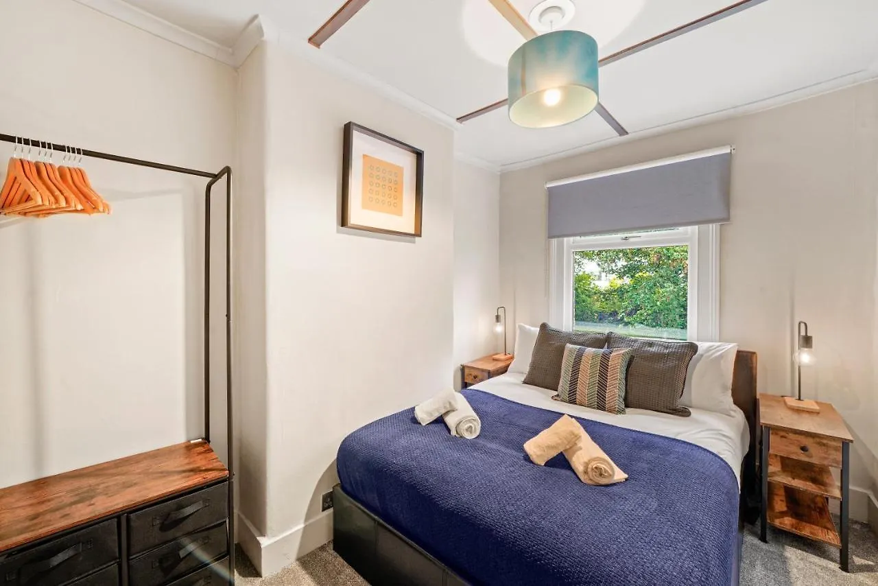Crossrail Cottage - Large 2 Bedrooms - Sleeps 7 - Perfect For Groups - Private Garden - Wifi - Close To Elizabeth Line For Easy Access To Heathrow And Central London Greenford  Apartment