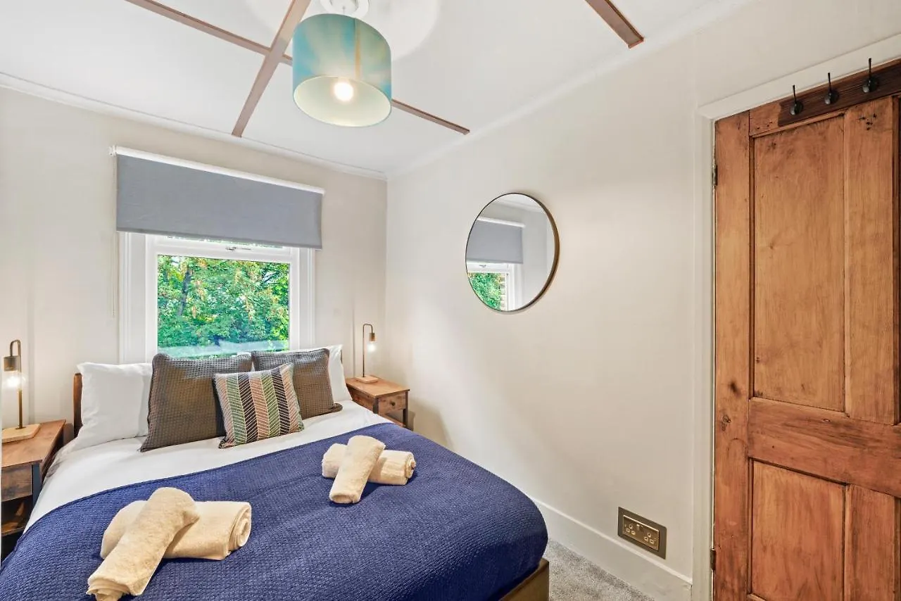 Crossrail Cottage - Large 2 Bedrooms - Sleeps 7 - Perfect For Groups - Private Garden - Wifi - Close To Elizabeth Line For Easy Access To Heathrow And Central London Greenford  0*, Greenford (Greater London) United Kingdom