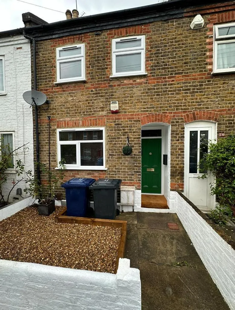 Crossrail Cottage - Large 2 Bedrooms - Sleeps 7 - Perfect For Groups - Private Garden - Wifi - Close To Elizabeth Line For Easy Access To Heathrow And Central London Greenford  Greenford (Greater London)