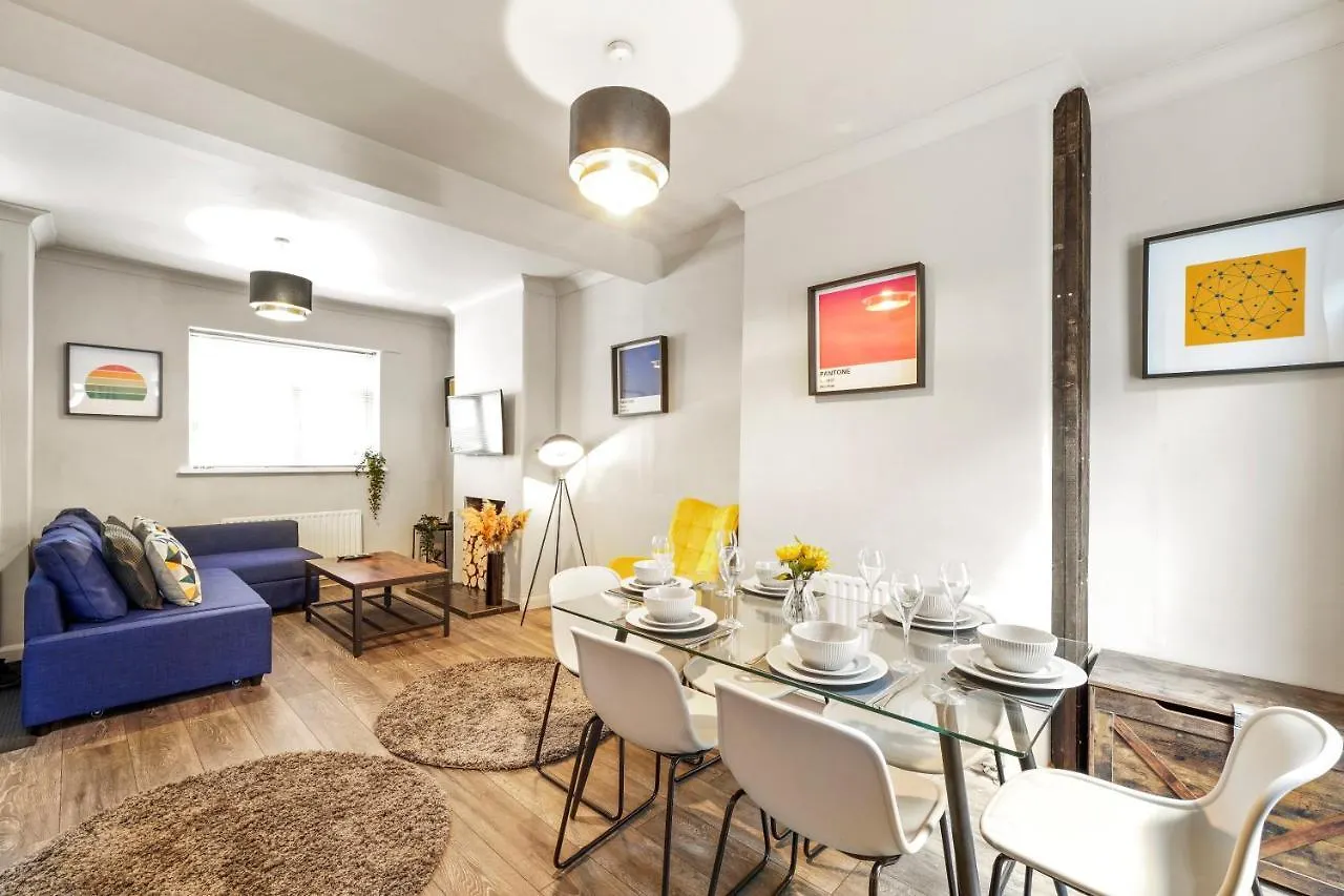 Crossrail Cottage - Large 2 Bedrooms - Sleeps 7 - Perfect For Groups - Private Garden - Wifi - Close To Elizabeth Line For Easy Access To Heathrow And Central London Greenford  Daire Greenford (Greater London)