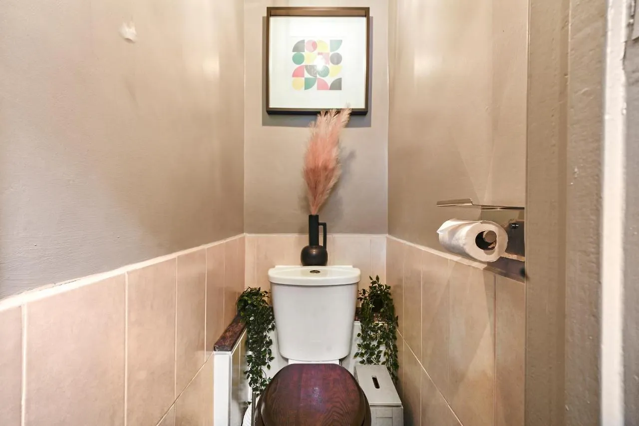 Daire Crossrail Cottage - Large 2 Bedrooms - Sleeps 7 - Perfect For Groups - Private Garden - Wifi - Close To Elizabeth Line For Easy Access To Heathrow And Central London Greenford