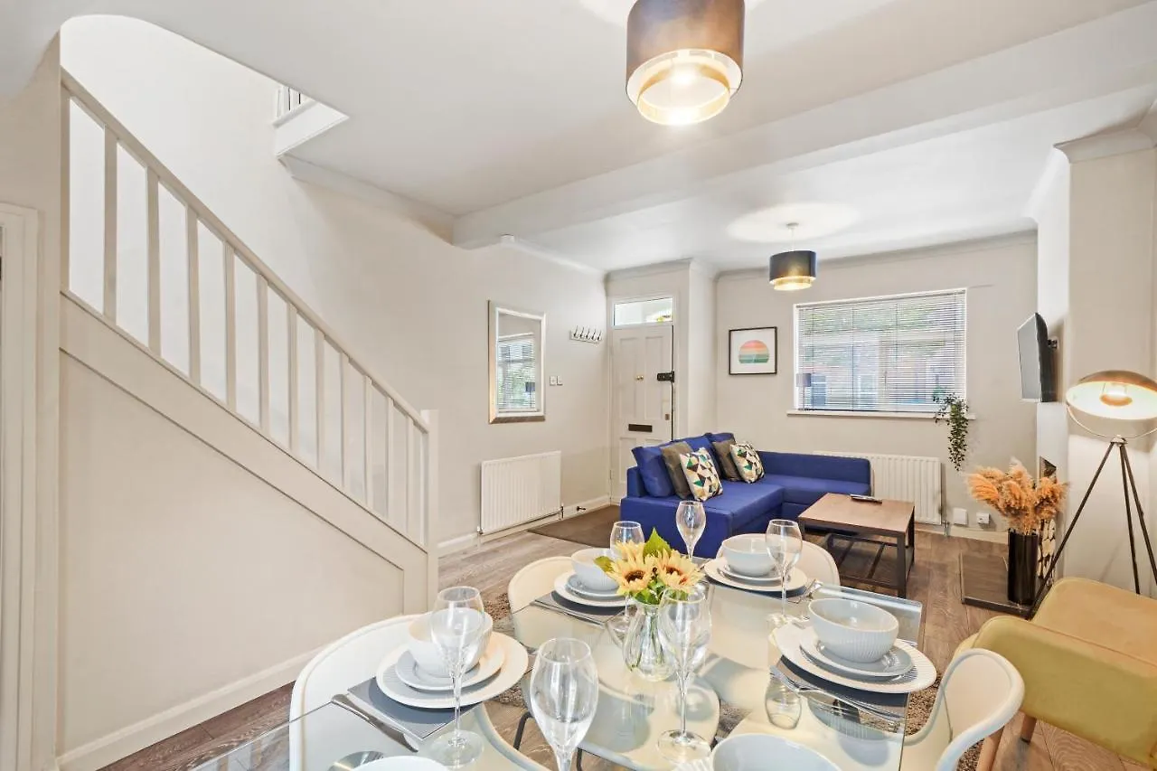 Daire Crossrail Cottage - Large 2 Bedrooms - Sleeps 7 - Perfect For Groups - Private Garden - Wifi - Close To Elizabeth Line For Easy Access To Heathrow And Central London Greenford