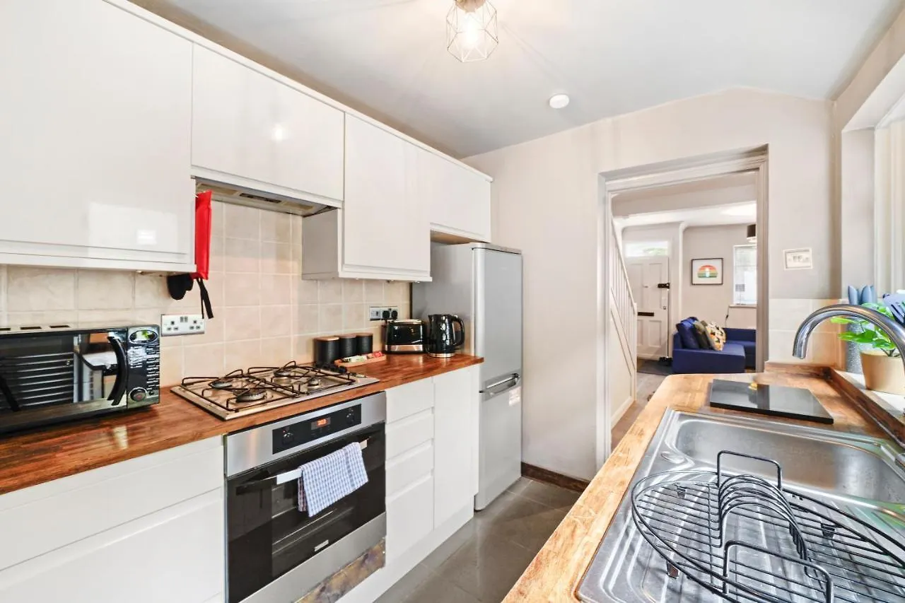 Daire Crossrail Cottage - Large 2 Bedrooms - Sleeps 7 - Perfect For Groups - Private Garden - Wifi - Close To Elizabeth Line For Easy Access To Heathrow And Central London Greenford