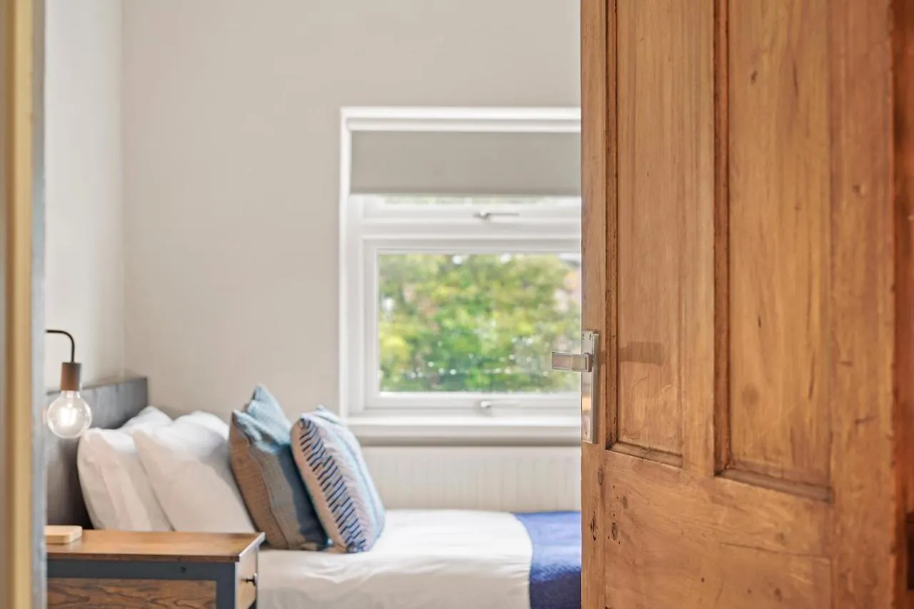 Crossrail Cottage - Large 2 Bedrooms - Sleeps 7 - Perfect For Groups - Private Garden - Wifi - Close To Elizabeth Line For Easy Access To Heathrow And Central London Greenford  0*, Greenford (Greater London) Birleşik Krallık